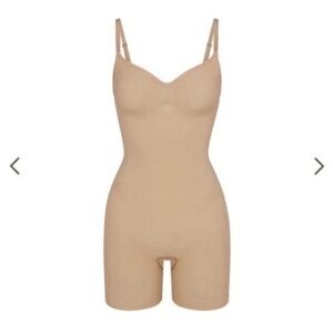 Skims SEAMLESS SCULPT MID THIGH BODYSUIT CLAY SMALL